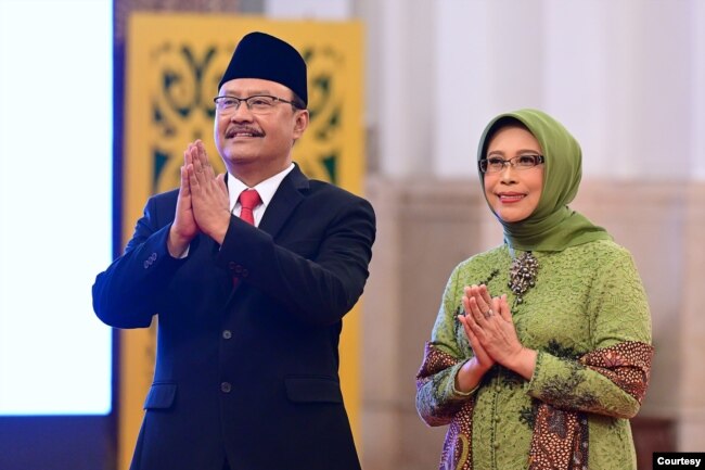 Menteri Sosial Saifullah Yusuf atau Gus Ipul bersama istri usai dilantik di Istana Negara, Jakarta, Rabu (11/9) (biro setpres)