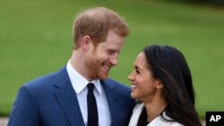 Le Prince Harry et Meghan Markle pendant une séance photo officielle pour annoncer leur engagement au Palais Kensington à Londres, Angleterre, le 27 novembre 2017 .