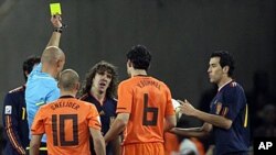 警方和救援人员将2013年2月26日在卢克索附近坠毁的一个热气球当中遇难旅客的尸体抬起来。