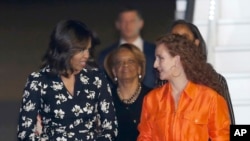 Michelle Obama dan istri Raja Maroko, Putri Lalla Selma, di Marrakesh, Maroko (27/6). (AP/ Abdeljalil Bounhar)