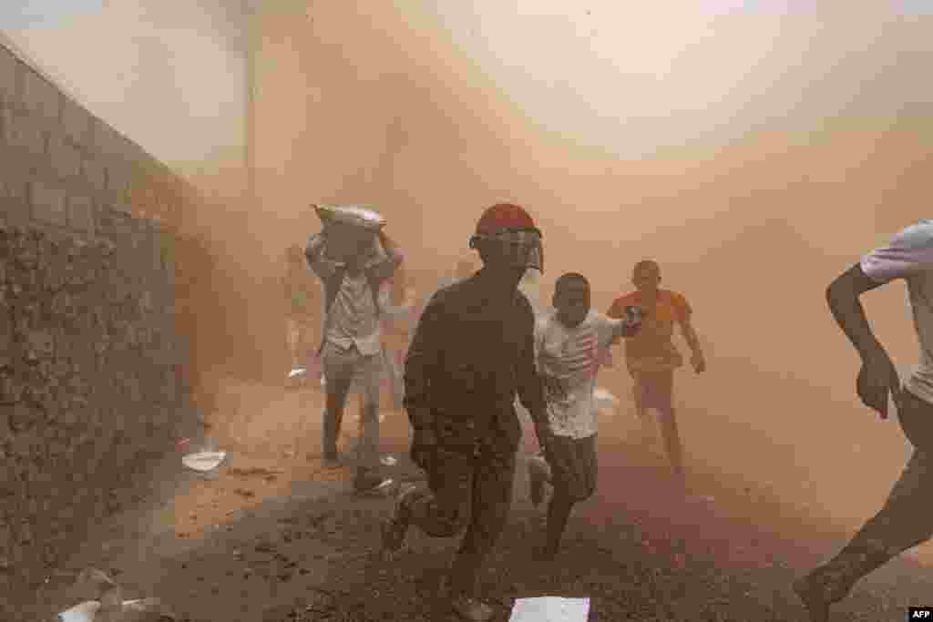 Looters flee from a warehouse belonging to the peacekeeping mission in the Democratic Republic of Congo (MONUSCO) at the U.N. facilities in Goma, July 25, 2022.&nbsp;Protesters stormed a United Nations base in the eastern city of Goma, an AFP reporter said, demanding the departure of peacekeepers from the area.&nbsp;