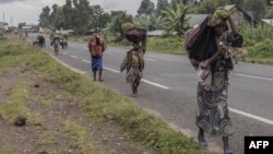 Des réfugiés congolais fuient les combats entre le M23 et l'armée de la RDC.