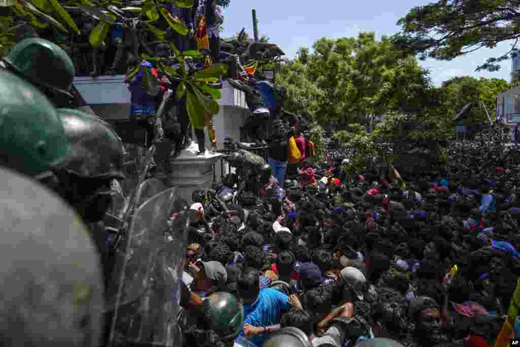 Protesters storm the Prime Minister Ranil Wickremesinghe&#39;s office in Colombo, July 13, 2022.
