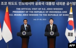 Presiden Korea Selatan Yoon Suk-yeol (kanan) dan Presiden Indonesia Joko Widodo (kiri) dalam konferensi pers bersama seusai pertemuan di kantor kepresidenan di Seoul, 28 Juli 2022. (YONHAP / AFP)