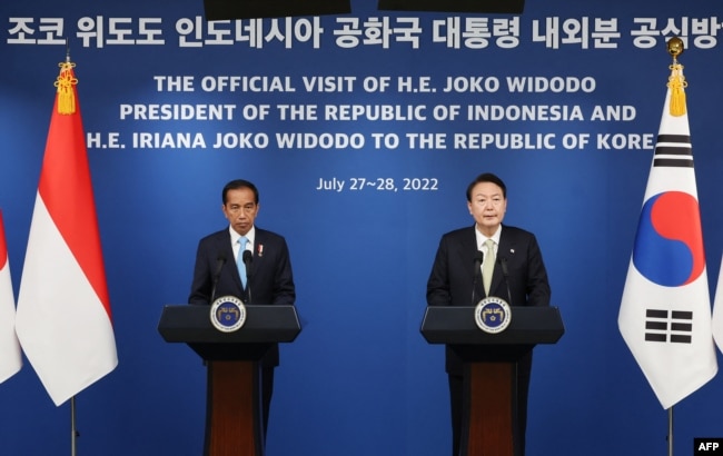 Presiden Korea Selatan Yoon Suk-yeol (kanan) dan Presiden Indonesia Joko Widodo (kiri) dalam konferensi pers bersama seusai pertemuan di kantor kepresidenan di Seoul, 28 Juli 2022. (YONHAP / AFP)