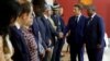 Le président français Emmanuel Macron (au centre) aux côtés de son homologue bissau-guinéen Umaro Sissoco Embalo (à droite) rencontre des responsables au palais présidentiel de Bissau, le 28 juillet 2022. (Photo de Ludovic MARIN / AFP)