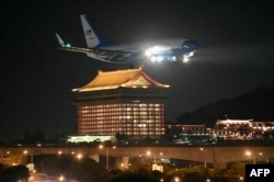 A US military aircraft with US House Speaker Nancy Pelosi on board prepares to land at Sungshan Airport in Taipei, Aug. 2, 2022. (Photo by Sam Yeh / AFP)