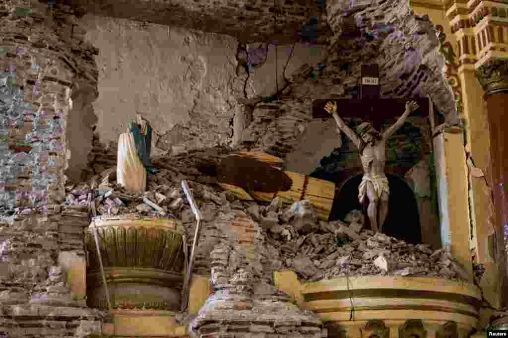 კადრი ეკლესიიდან, რომელიც ძლიერი მიწისძვრის დროს დაზიანდა. ეკლესიის კედლების ნაწილი დაინგრა.&nbsp;&nbsp;
