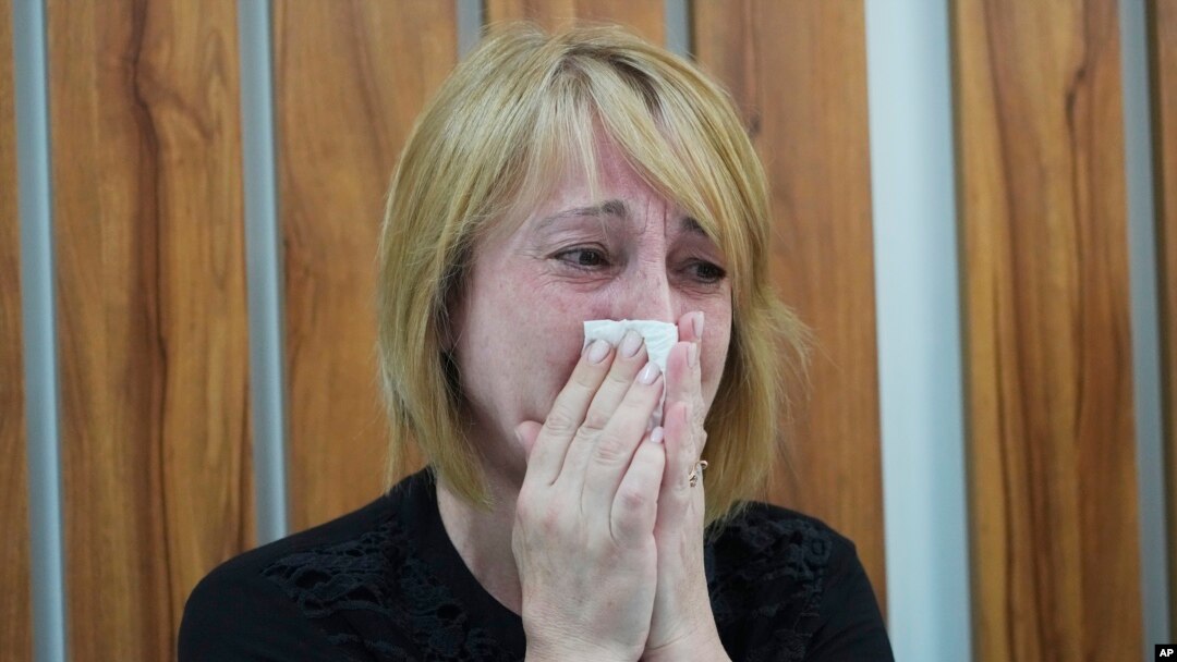 Ana, tetka četvorogodišnje devojčice Lize koja je ubijena u ruskom granatiranju, plače čekajući vesti o svojoj ranjenoj sestri na jedinici intenzivne nege u bolnici u Vinici, 15. jula 2022. 