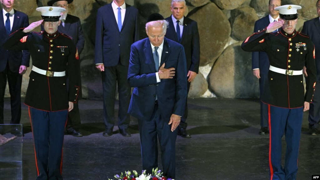美国总统拜登在耶路撒冷的大屠杀纪念馆的纪念厅举行的仪式上敬献花圈。(2022年7月13日)(photo:VOA)
