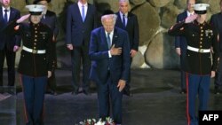 美國總統拜登在耶路撒冷的大屠殺紀念館的紀念廳舉行的儀式上敬獻花圈。(2022年7月13日)