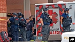 Sejumlah anggota polisi tampak bersiaga di luar area Greenwood Park Mall di Indiana, setelah insiden penembakan dilaporkan terjadi di dalam mal tersebut pada 17 Juli 2022. (Foto: The Indianapolis Star via AP/Kelly Wilkinson)