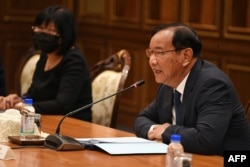 Menteri Luar Negeri Kamboja Prak Sokhonn (kanan) di Phnom Penh pada 12 Juli 2022. (Foto: TANG CHHIN Sothy/AFP)