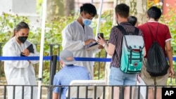 Sejumlah petugas kesehatan di Kota New York membantu warga mendaftar untuk mendapatkan vaksin cacar monyet di salah satu lokasi pemberian vaksin di kota tersebut pada 26 Juli 2022. (Foto: AP/Mary Altaffer)