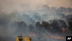 Las llamas avanzan durante un incendio forestal en Pumarejo de Tera, en el noroeste de España, el lunes 18 de julio de 2022. (Foto AP/Emilio Fraile)