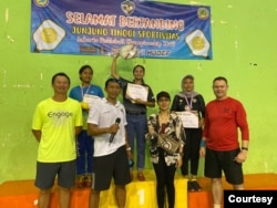 Hendry Winarto (kiri) bersama Sekjen Federasi Pickleball Indonesia Susilo (baju putih) dan Duta Pickleball asal Inggris, Pickleball Jeff (baju merah) serta para pemenang kejuaraan di UNJ. Foto milik pribadi.