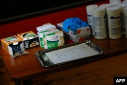 Persediaan medis tertata di atas meja sebelum dibukanya vaksinasi massal cacar monyet di Kampus Pendidikan Bushwick, Brooklyn, New York, 17 Juli 2022. (Kena Betancur / AFP)