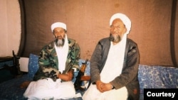 资料照片：“基地”组织头目本拉登与扎瓦西里（右），他们都已被打死。