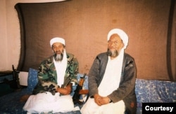 Osama bin Laden duduk bersama penasihatnya Ayman al-Zawahiri, pada 2001. (Foto: via Reuters)