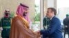 Presiden Prancis Emmanuel Macron (kanan) disambut oleh Putra Mahkota Saudi, Mohammed bin Salman saat berkunjung di Jeddah, Arab Saudi, 4 Desember 2021. (Bandar Algaloud/Courtesy of Saudi Royal Court/Handout via REUTERS)