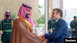 Presiden Prancis Emmanuel Macron (kanan) disambut oleh Putra Mahkota Saudi, Mohammed bin Salman saat berkunjung di Jeddah, Arab Saudi, 4 Desember 2021. (Bandar Algaloud/Courtesy of Saudi Royal Court/Handout via REUTERS)