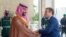 Presiden Prancis Emmanuel Macron (kanan) disambut oleh Putra Mahkota Saudi, Mohammed bin Salman saat berkunjung di Jeddah, Arab Saudi, 4 Desember 2021. (Bandar Algaloud/Courtesy of Saudi Royal Court/Handout via REUTERS)