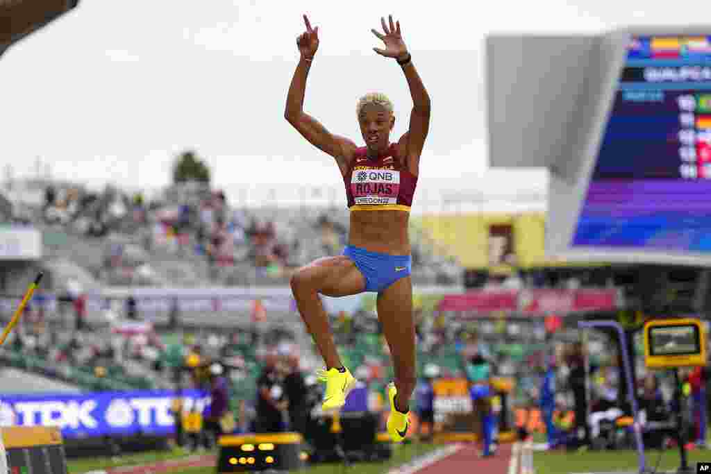 Venezolana Yulimar Rojas ejecutando su salto.