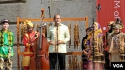 Duta Besar Indonesia untuk AS Rosan Roeslani (tengah) ketika memberikan sambutan dalam pentas Angklung di Washington. (Foto: VOA/Puspita Sariwati)