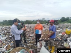 Akmal Saputra (Paling kiri), Kepala Unit Pelaksana Teknis Pengelolaan Sampah Provinsi Sumatera Utara (Dokumentasi pribadi)