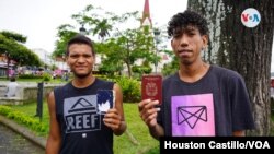 Dos venezolanos muestran sus pasaportes a la VOA. Foto Houston Castillo