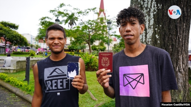 Dos venezolanos muestran sus pasaportes a la VOA. Foto Houston Castillo