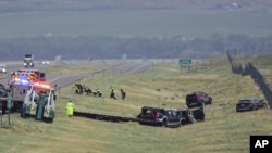 Socorristas trabajan en la escena en la Interestatal 90 después de un choque fatal en el que al menos 20 vehículos chocaron cerca de Hardin, Mont., el viernes 15 de julio de 2022. (Amy Lynn Nelson/The Billings Gazette vía AP)