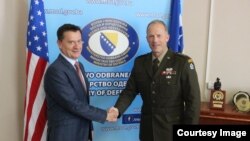 Generalpukovnik John Stephen Kolasheski i zamjenik ministra odbrane BiH Mijo Krešić