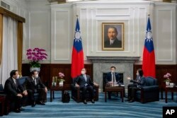 Presiden Taiwan Tsai Ing-wen (kanan), bertemu dengan delegasi Jepang yang dipimpin oleh anggota parlemen dan mantan Menteri Pertahanan Shigeru Ishiba, (ketiga dari kiri), di kantor kepresidenan di Taipei, Taiwan, 28 Juli , 2022. (Kantor Kepresidenan Taiwan via AP)