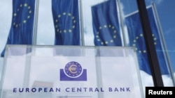 Znakovi ispred zgrade Evropske centralne banke (ECB), u Frankfurtu, Njemačka, 21. jula 2022. Inflacija u 20 zemalja koje dijele euro je pala na 2,2% ovog mjeseca.