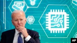 美國總統拜登在白宮出席鼓勵國內製造並加強計算機芯片立法的活動。 （2022年3月9日）