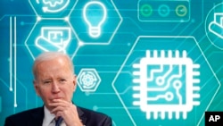 Presiden AS Joe Biden menghadiri acara pemberian dukungan terhadap RUU yang mendorong industri pembuatan chip lokal di Gedung Putih, Washington, pada 9 Maret 2022. (Foto: AP/Patrick Semansky)