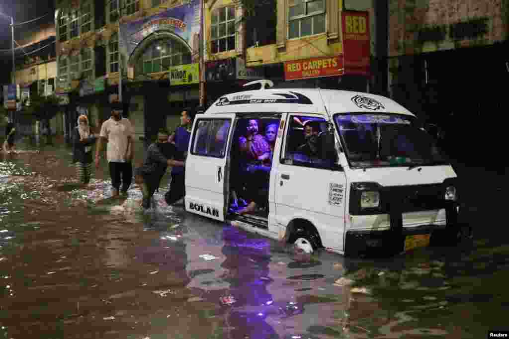 مسلسل بارشوں کی وجہ سے سڑکیں تالاب کا منظر پیش کر رہی ہیں جب کہ شہریوں کی آمدورفت بھی متاثر ہوئی ہے۔