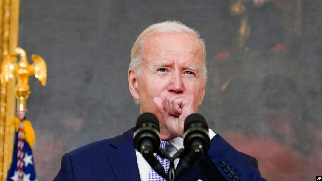 Tổng thống Hoa Kỳ Joe Biden ho khi phát biểu tại Tòa Bạch Ốc ngày 28/7/2022. 