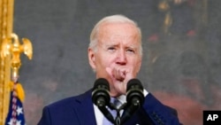Tổng thống Hoa Kỳ Joe Biden ho khi phát biểu tại Tòa Bạch Ốc ngày 28/7/2022. 