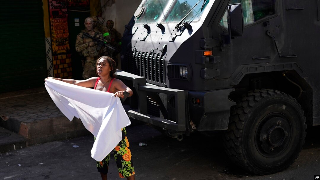 Una residente agita una sábana blanca para pedir paz después de una operación policial que resultó en casi 20 muertes en la favela Complexo do Alemão en Río de Janeiro, Brasil, el 21 de julio de 2022. 