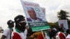 Des partisans de l'ancien vice-président Atiku Abubakar font campagne lors de la convention nationale spéciale du People's Democratic Party à Abuja, au Nigeria, le 28 mai 2022. 