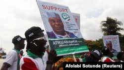 Des partisans de l'ancien vice-président Atiku Abubakar font campagne lors de la convention nationale spéciale du People's Democratic Party à Abuja, au Nigeria, le 28 mai 2022. 