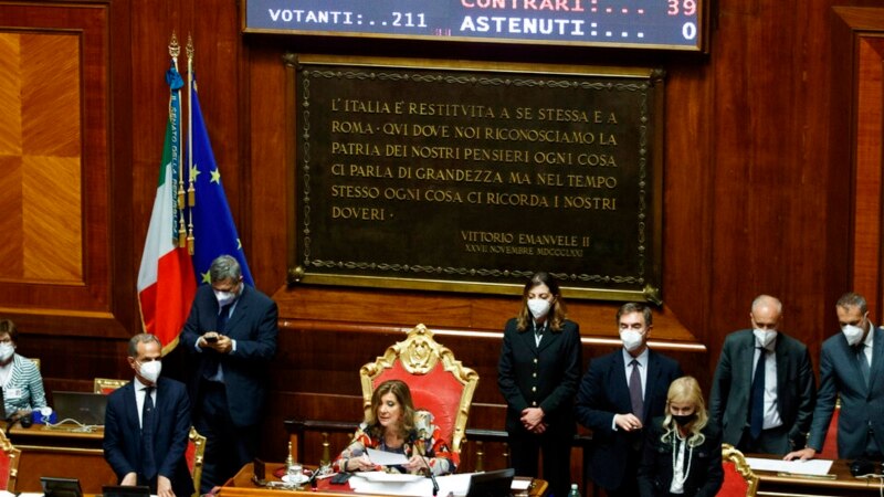Italie: tractations politiques en cours, la Bourse de Milan chute