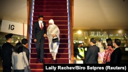 Presiden Joko Widodo dan Ibu Negara Iriana Widodo tiba di Bandara Internasional Ibu Kota Beijing di Beijing, China, 25 Juli 2022. (Foto: via Reuters)