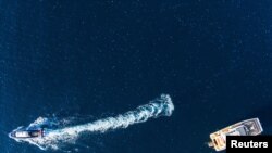 Miles de medusas alrededor de barcos cerca de la costa de Haifa, en el mar Mediterráneo, en Israel, el 25 de julio de 2022. REUTERS/Nir Elias