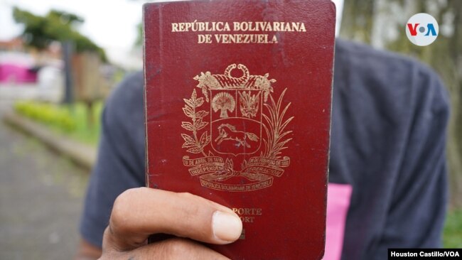 Un migrante venezolano muestra su pasaporte en Costa Rica. Foto Houston Castillo, VOA