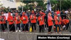 Wadon Wadas membawa 27 kendi mewakili jumlah mata air yang akan hilang akibat tambang di desa tersebut. (Foto Wadon Wadas)