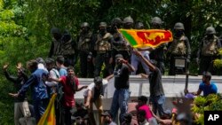 သမ္မတ အိမ်တော်ကို ဝင်သိမ်းထားသည့် သီရိလင်္ကာ ဆန္ဒပြသူများ (မှတ်တမ်း ပုံ)