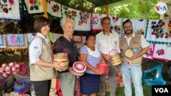 La embajadora de Estados Unidos ante Naciones Unidas en Roma, Cindy McCain, visitó huertos y programas de emprendimiento de mujeres en el sector Plan del jocote, Chiquimula, en Guatemala, el 26 de julio de 2022.